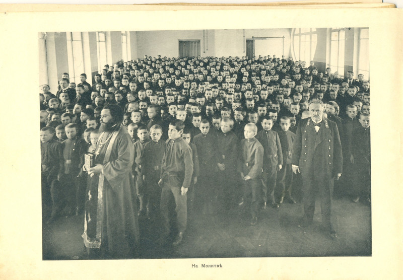 Ученики гимназии во главе с директором на молебне.